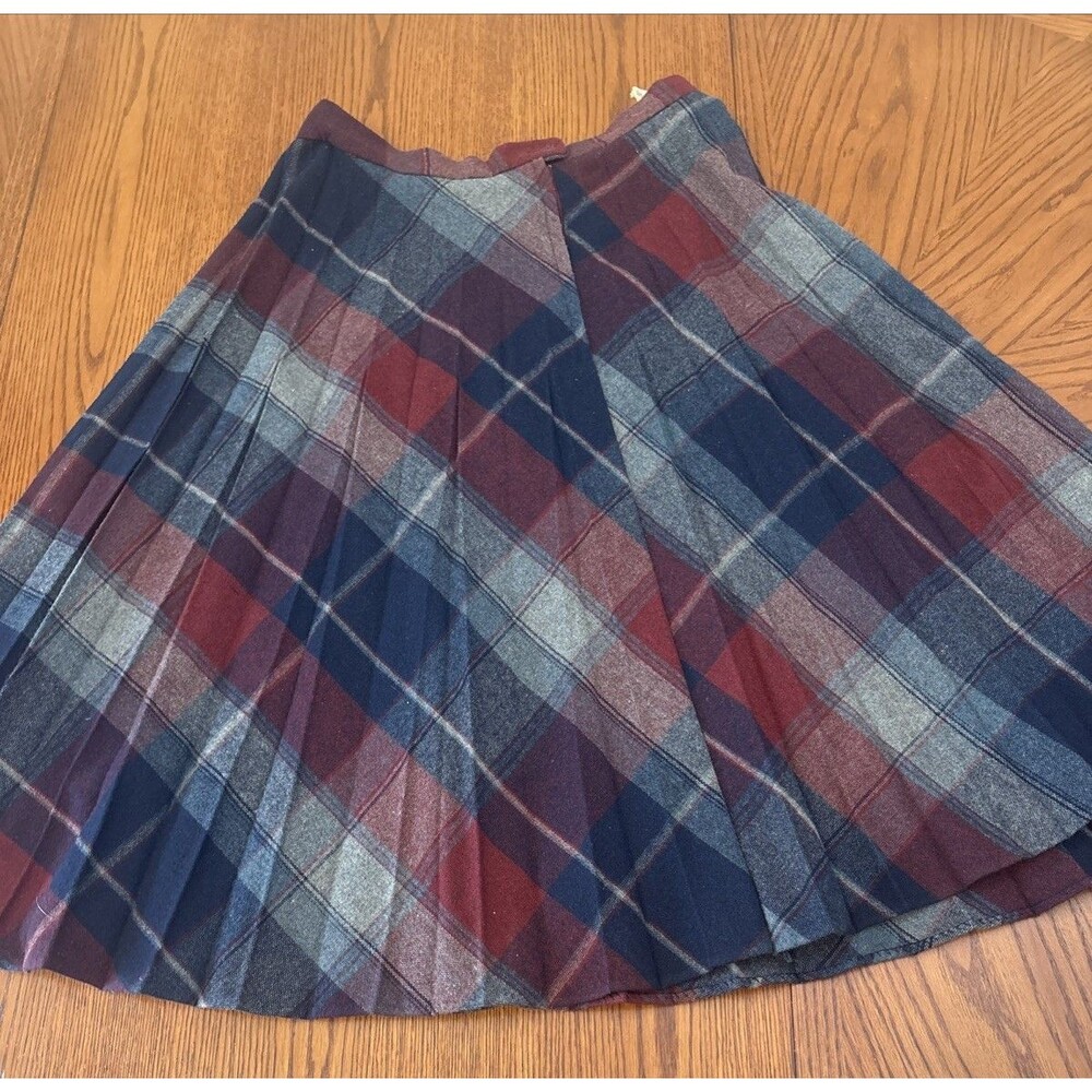 Vtg skirt In a tartan plaid pattern burgundy red, navy blue, and grey. Sz 14